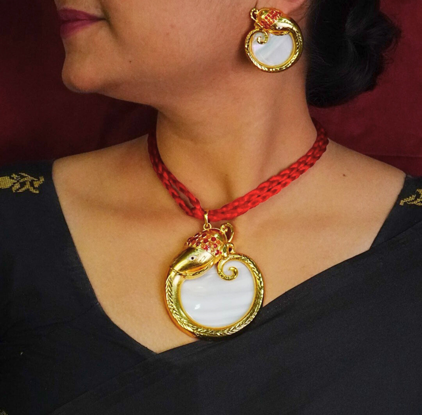 Lord Ganesha Motif Shell Pendant Set – 24K Gold-Plated with Mother-of-Pearl Detailing