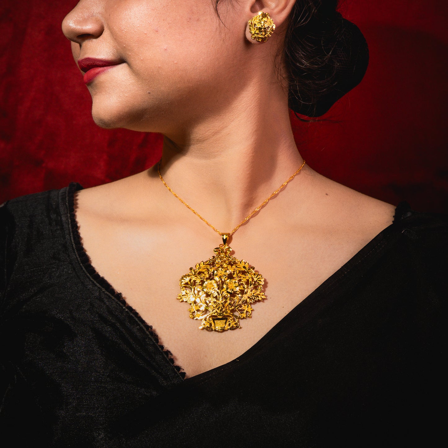 24K Gold-Plated Royal Floral Filigree Pendant Set – Intricate Handcrafted Jewelry for Ethnic Wear