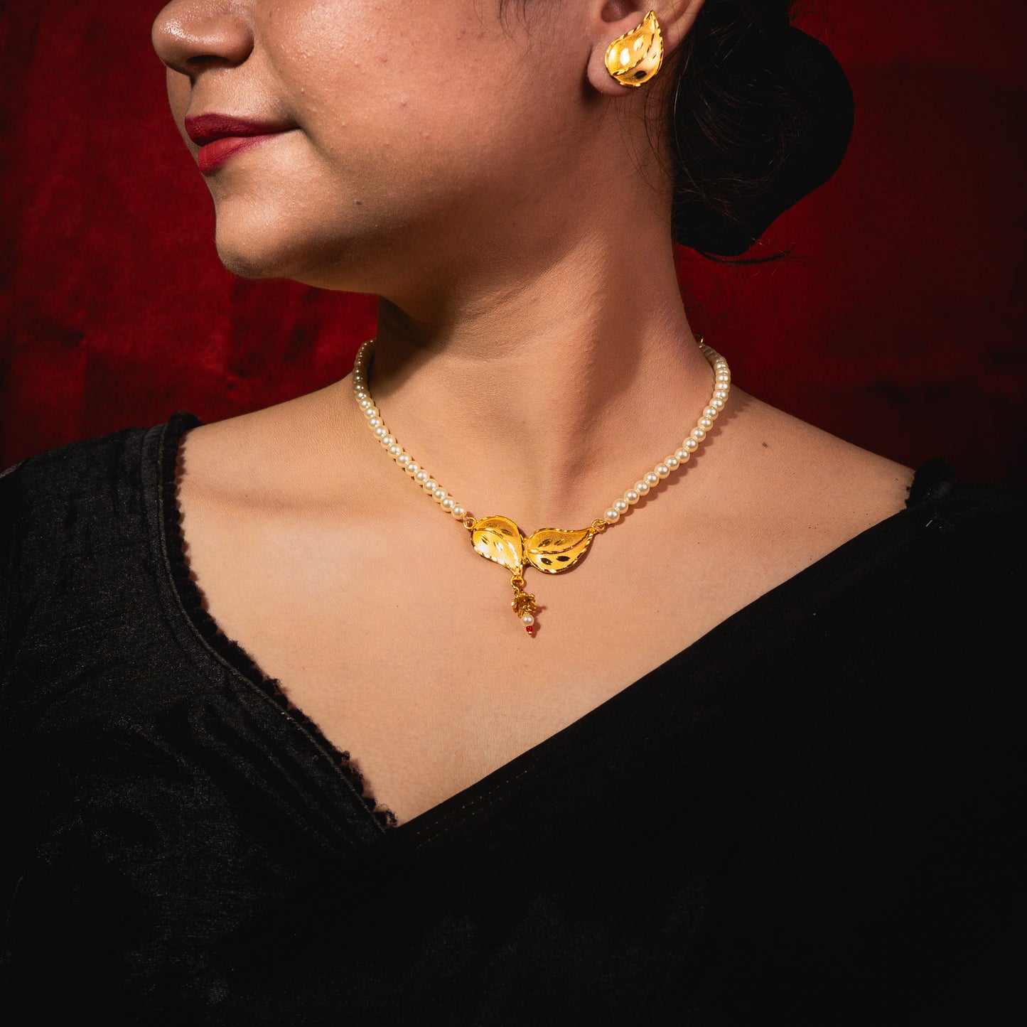 Golden Leaf Pearl Necklace Set – 24K Gold-Plated with Earrings